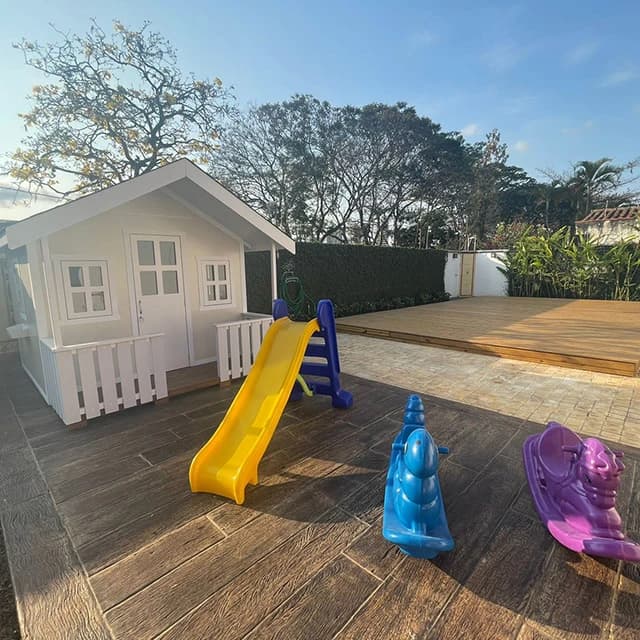 Casinha de brincar, escorregador e deck de madeira
