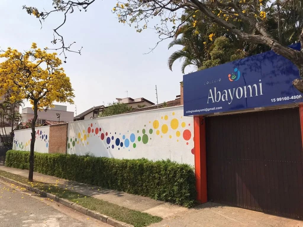 Fachada do Colégio Abayomi com muro colorido
